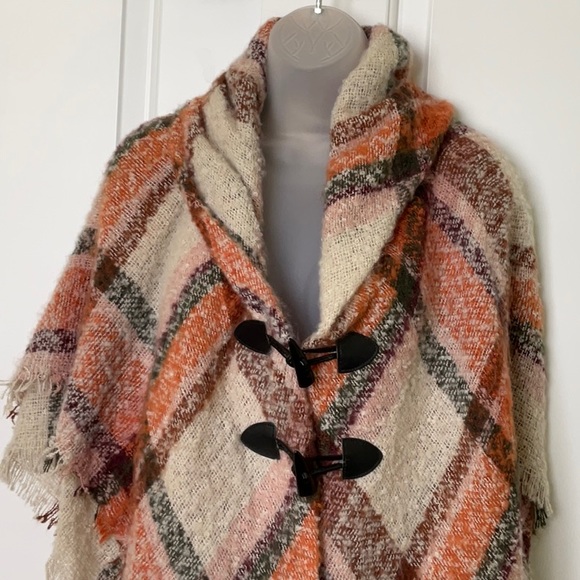 Fringe Shawl With Black Closure - Picture 2 of 6